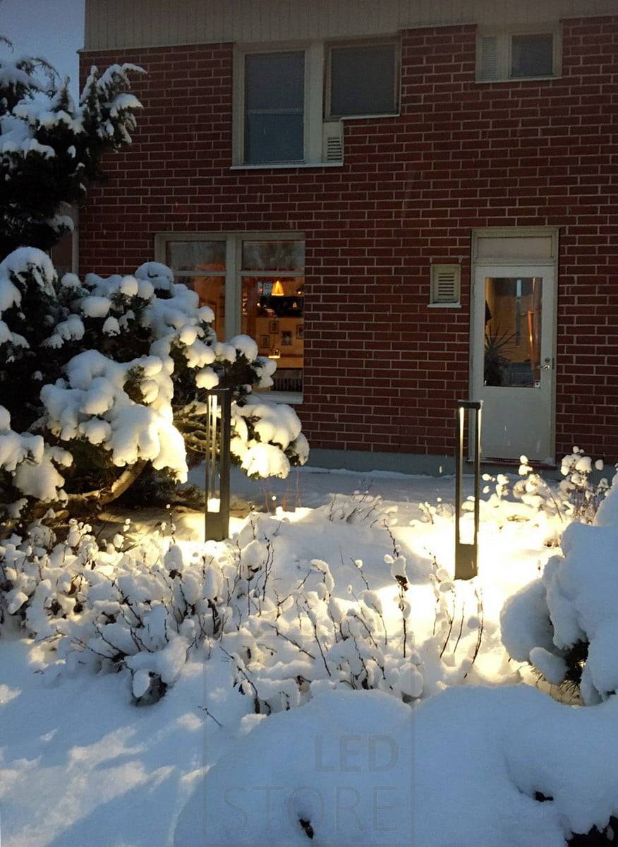 La lampe de jardin FUNK PILLAR LED présente un design moderne, aéré et intemporel. La lumière s'ouvre dans trois directions autour d'elle. Ledstore.fi